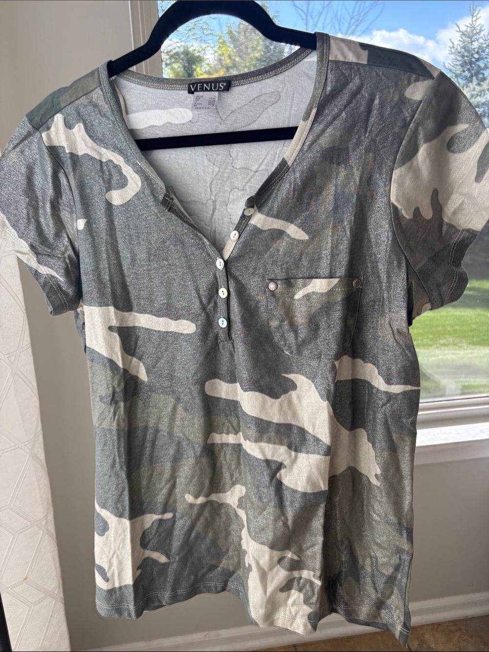 VENUS Silver and Cream Camo Henley Tee